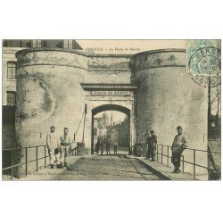 carte postale ancienne 59 BERGUES. La Porte de Bierne vers 1906