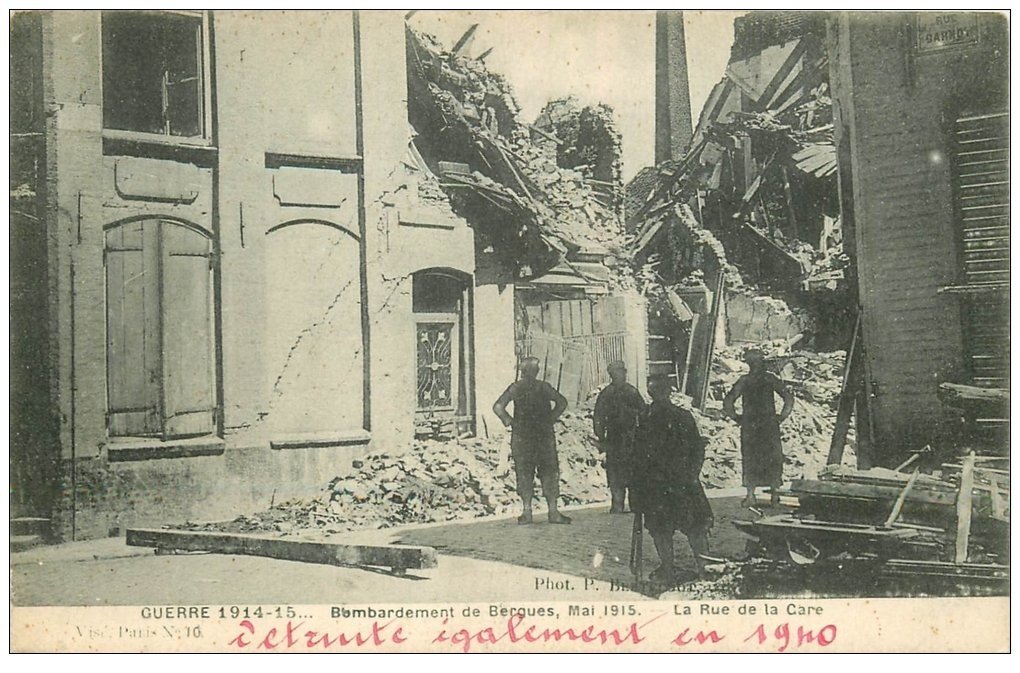 carte postale ancienne 59 BERGUES. Rue de la Gare bombardée