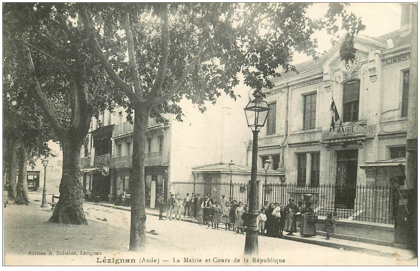 11 LEZIGNAN. Mairie et Cours de la République 1913
