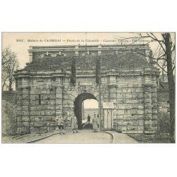 carte postale ancienne 59 CAMBRAI. Porte de la Citadelle Caserne Villars 1921. Sentinelle et guérite