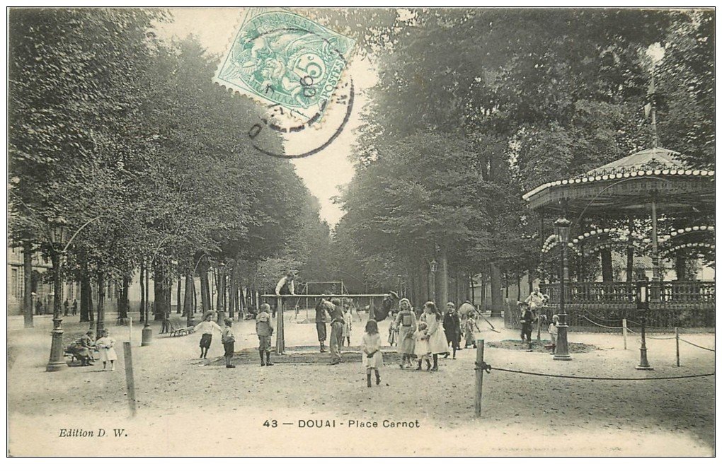 carte postale ancienne 59 DOUAI. Kiosque Place Carnot avec jeux d'Enfants 1906