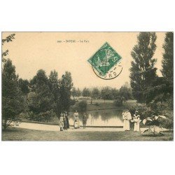 carte postale ancienne 59 DOUAI. Le Parc bien animé 1911 avec Nurses