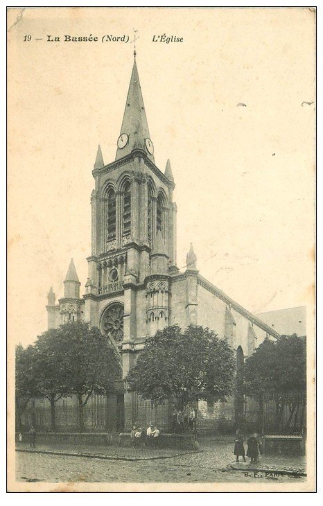 carte postale ancienne 59 LA BASSEE. Eglise animation 1908