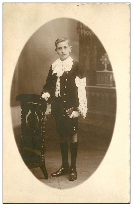 carte postale ancienne 59 LOOS. Un Jeune Communiant. Carte Photo de Pillot portraitiste 149 rue Maréchal Foch à Loos