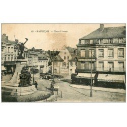 carte postale ancienne 59 MAUBEUGE. La Place d'Armes. Voitures anciennes et Hôtel du Cygne