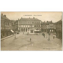 carte postale ancienne 59 MAUBEUGE. Place d'Armes. Banque Mabille et Hôtel du Cygne