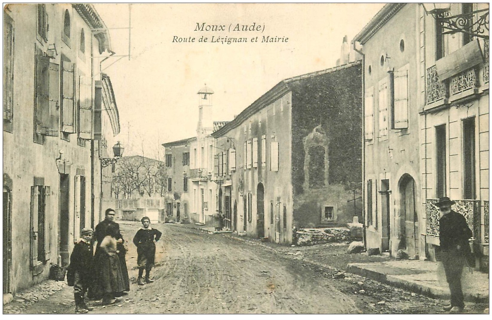 11 MOUX. Mairie Route de Lézignan 1906
