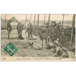 carte postale ancienne 59 NORD. Douane Française. Désignation des Embuscades. Le Rendez-Vous entre Douaniers avec Chiens