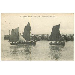 carte postale ancienne DUNKERQUE 59. Pêcheurs de Crevettes rentrant au Port 1919. Métiers de la Mer. Tampon Transport Militaire