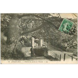 carte postale ancienne 50 AVRANCHES. Entrée Jardin de l'Evêché personnage et son Chien 1919