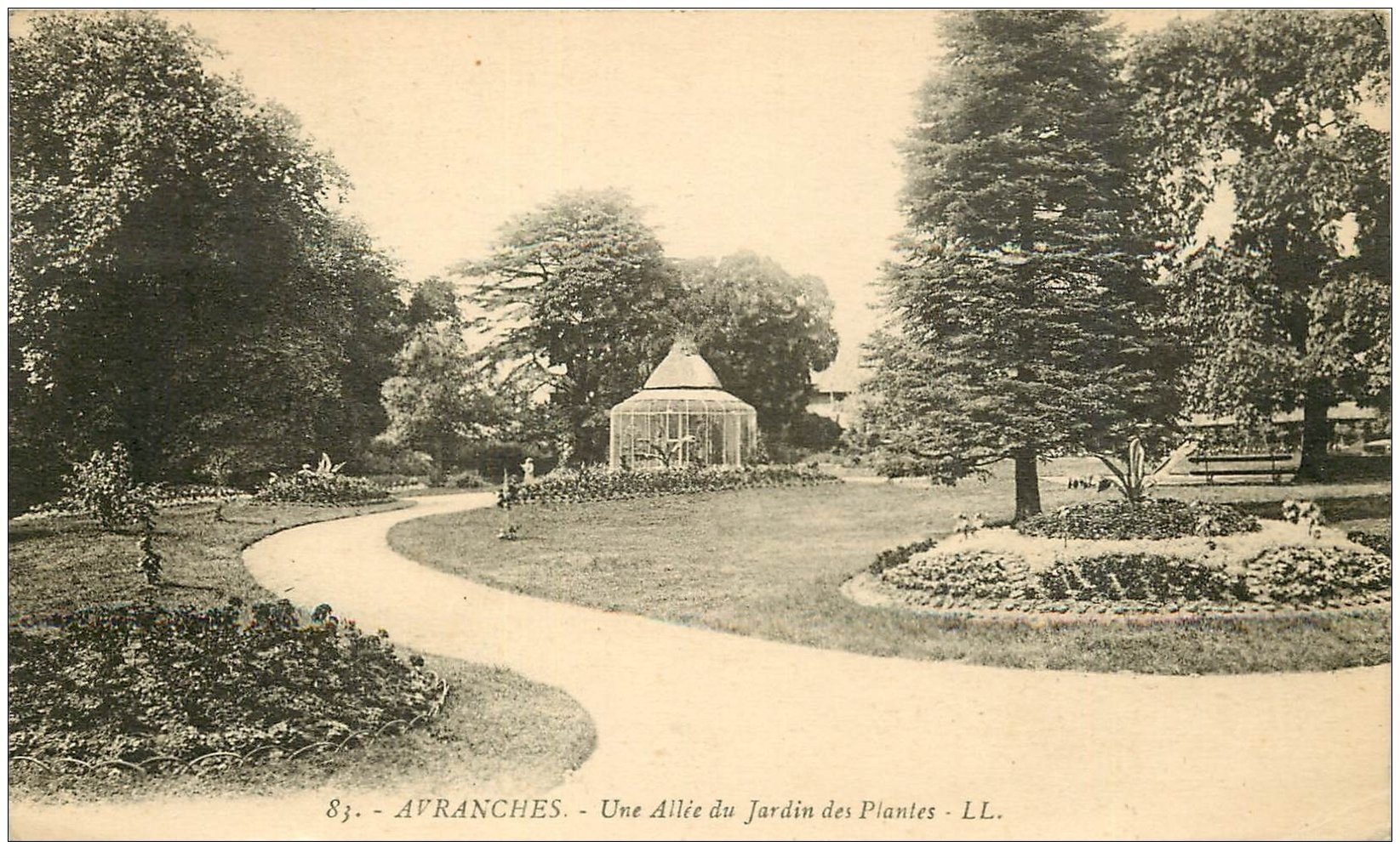carte postale ancienne 50 AVRANCHES. Jardin des Plantes une Allée 1926