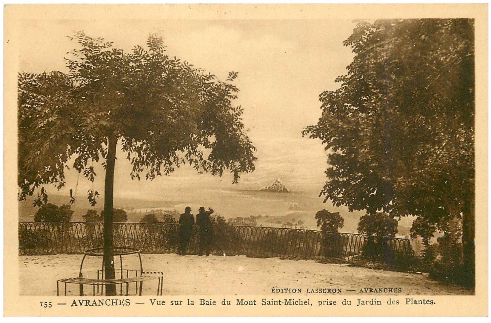 carte postale ancienne 50 AVRANCHES. Jardin des Plantes vue Baie Saint-Michel