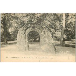 carte postale ancienne 50 AVRANCHES. Porte Romaine Jardin public