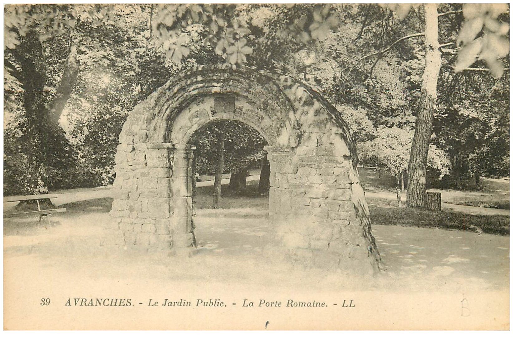 carte postale ancienne 50 AVRANCHES. Porte Romaine Jardin public