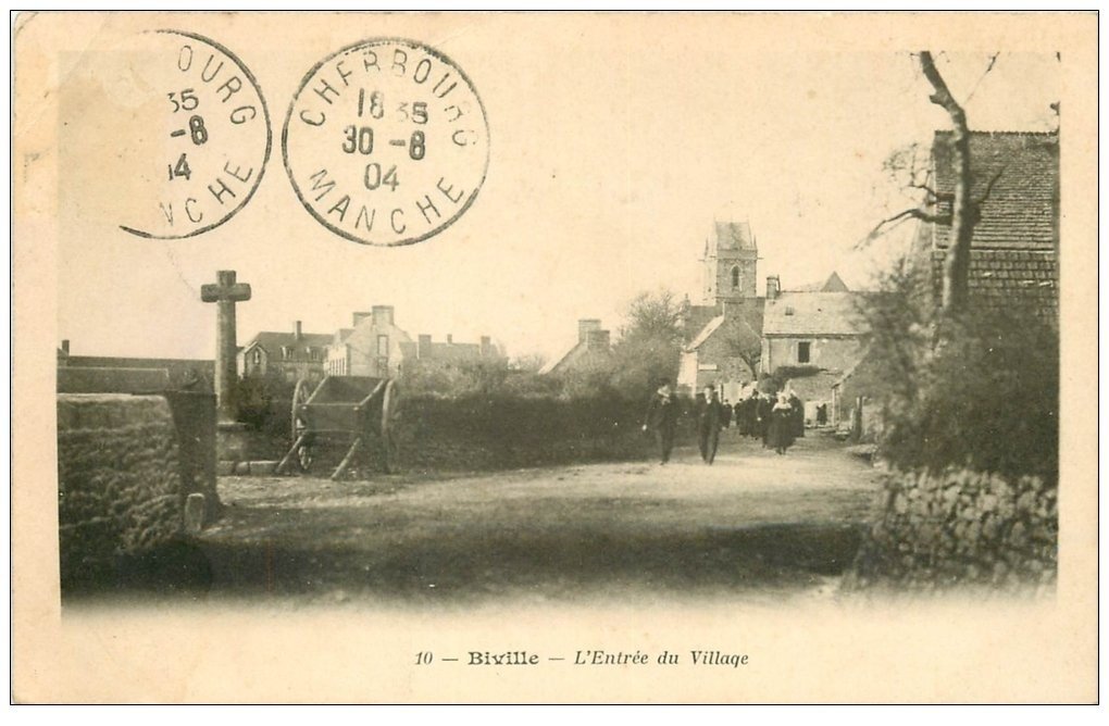 carte postale ancienne 50 BIVILLE. Entrée du Village 1904. Timbre absent