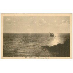 carte postale ancienne 50 CAROLLES. Coucher de Soleil avec Bateaux de Pêche