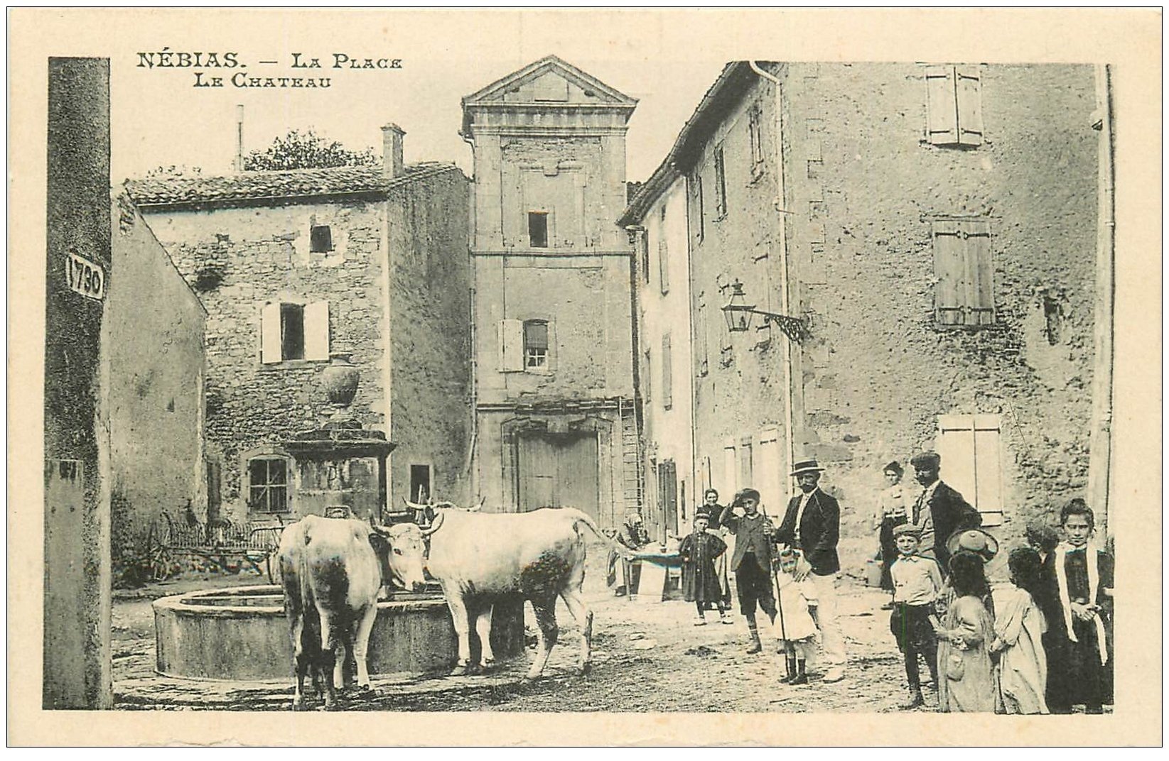 11 NEBIAS. Place, Château et Fontaine abreuvoir