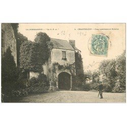 50 CHANTELOUP. Le Château avec personnage 1905 Cour et Poterne