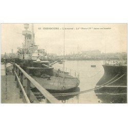 carte postale ancienne 50 CHERBOURG. Arsenal. Navire de Guerre Henri IV dans un Bassin