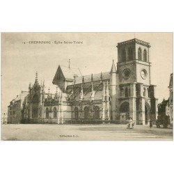 carte postale ancienne 50 CHERBOURG. Eglise Sainte-Trinité avec Femmes