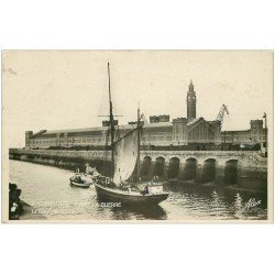 carte postale ancienne 50 CHERBOURG. La Gare Maritime. Carte Photo émaillographie. Morutier remorqué