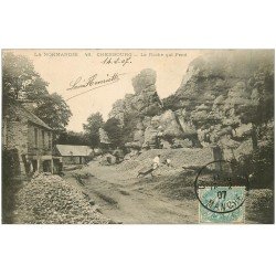 50 CHERBOURG. La Roche qui Pend 1907 Ouvrier dans la Carrière