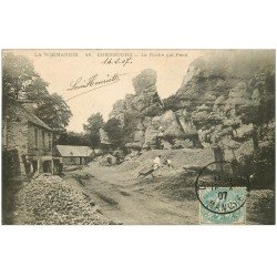 carte postale ancienne 50 CHERBOURG. La Roche qui Pend 1907 Ouvrier dans la Carrière