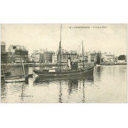 carte postale ancienne 50 CHERBOURG. L'Avant Port Remorqueur