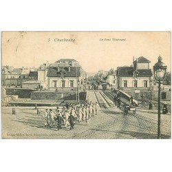 carte postale ancienne 50 CHERBOURG. Le Pont Tournant avec Militaires. Timbre anglais 1907