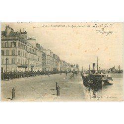 carte postale ancienne 50 CHERBOURG. Quai Alexandre III 1918 Remorqueur et Parade de Militaires