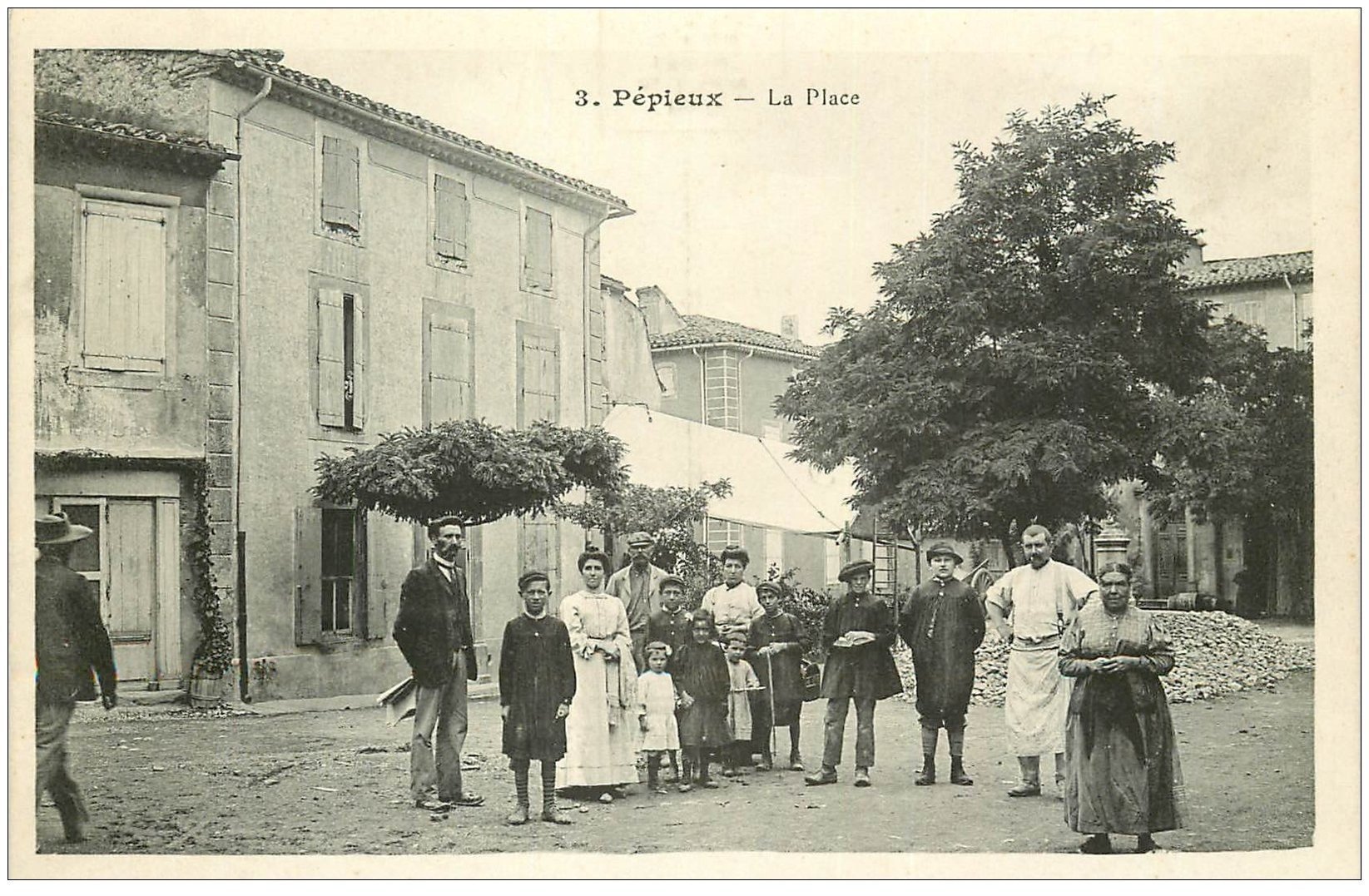 11 PEPIEUX. La Place