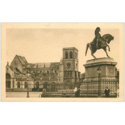 carte postale ancienne 50 CHERBOURG. Statue Napoléon. Facteur à vélo