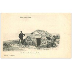 carte postale ancienne 50 COUTAINVILLE. Cabane de Douane sur la Plage avec Douanier