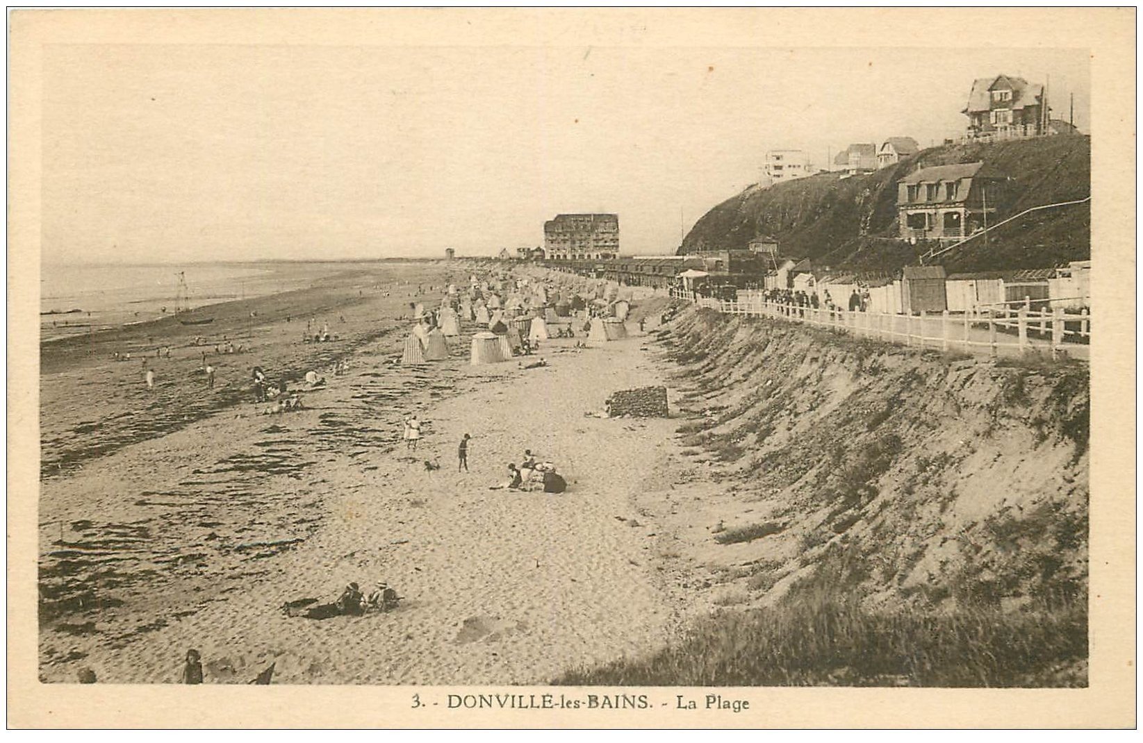 carte postale ancienne 50 DONVILLE-LES-BAINS. La Plage