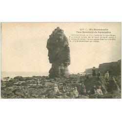 carte postale ancienne 50 FEUE DEMOISELLE DE FONTENAILLES Rocher et grosse animation 1919