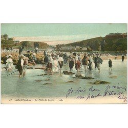 carte postale ancienne 50 GRANVILLE. La Pêche du Lançon 1914. Fine plissure et détaché d'un album