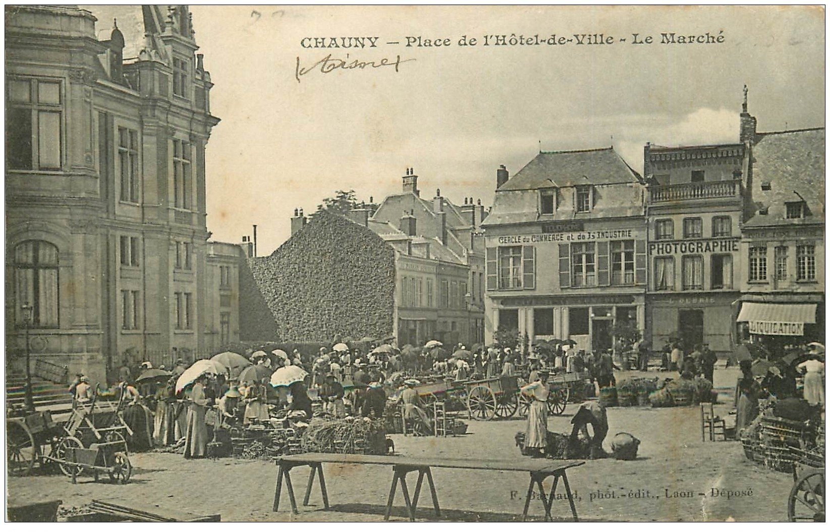 carte postale ancienne 02 CHAUNY. Le Marché Place Hôtel de Ville. Cercle du Commerce et Industrie