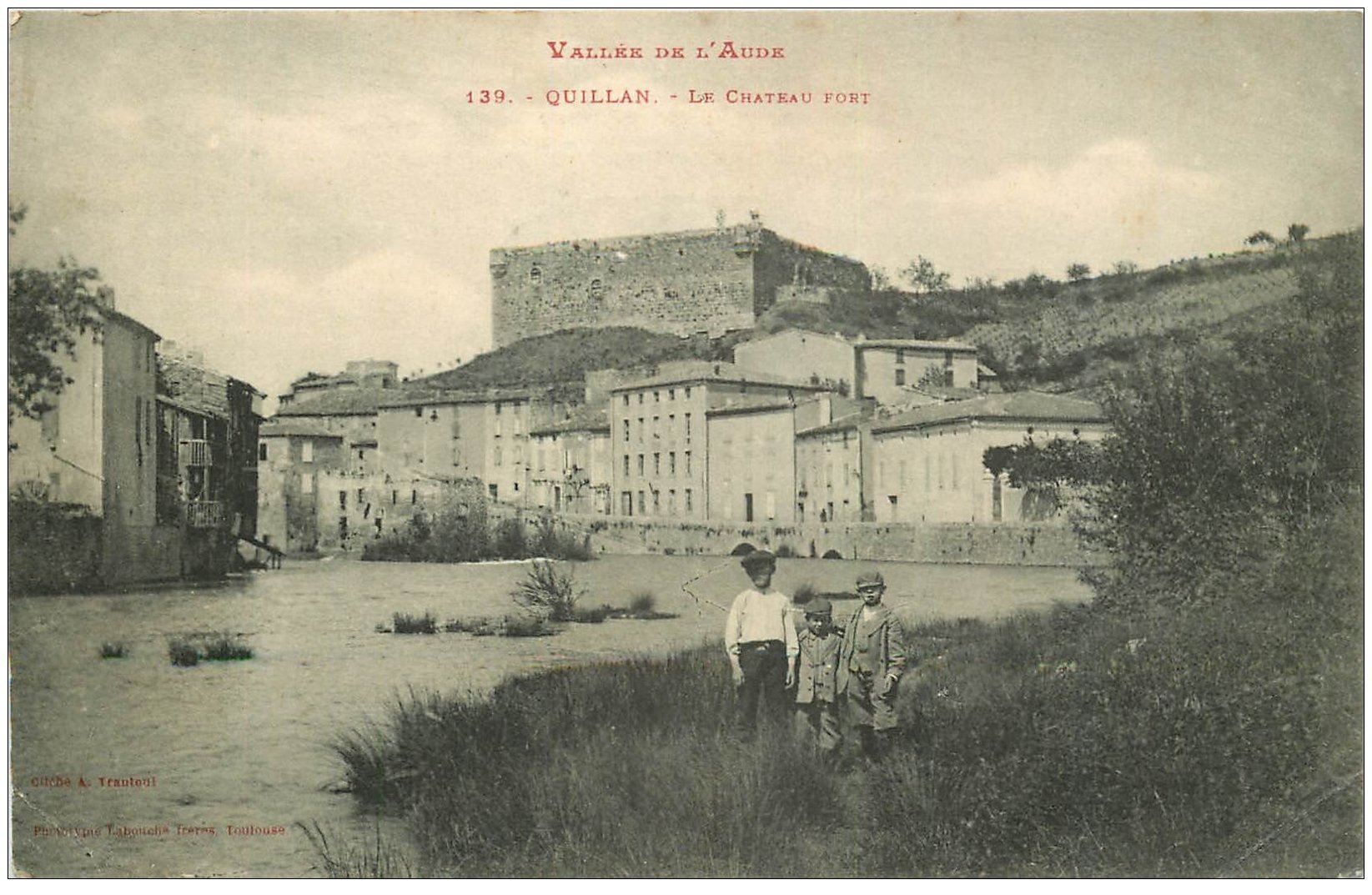 11 QUILLAN. Le Château-Fort. Enfants posant pour la photo
