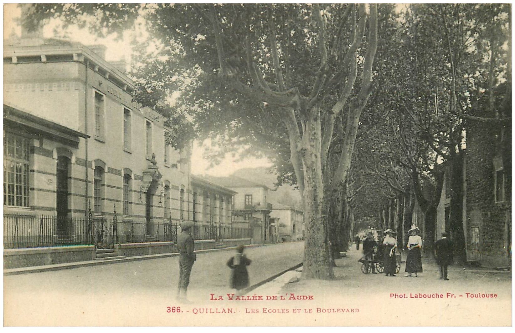 11 QUILLAN. Les Ecoles et le Boulevard