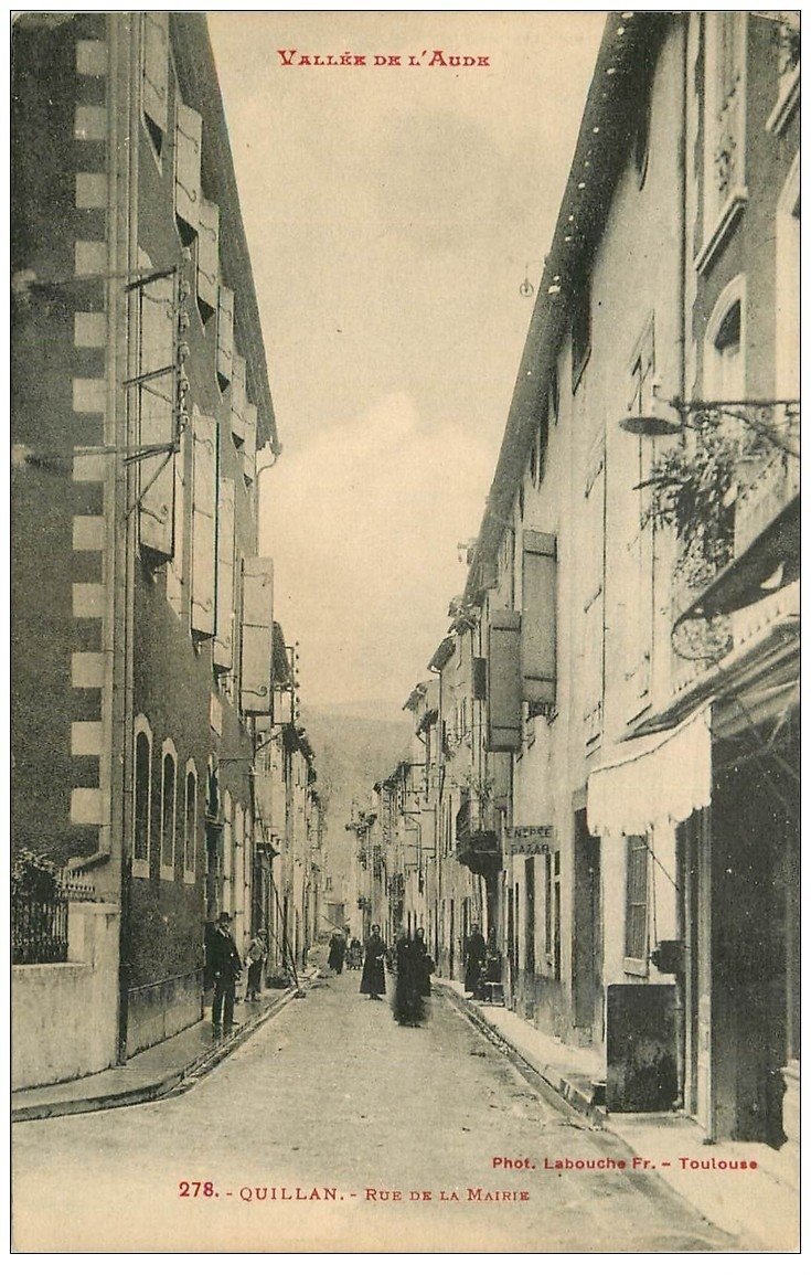 11 QUILLAN. Rue de la Mairie avec entrée du Bazar