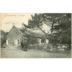 carte postale ancienne 50 ILES CHAUSEY. Le Presbytère avec Curé