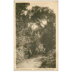 carte postale ancienne 50 ILES CHAUSEY. Promeneurs Chemin de la Grande Fontaine