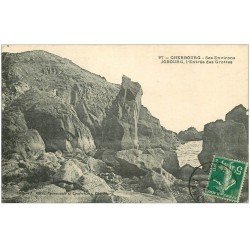 carte postale ancienne 50 JOBOURG. Entrée des Grottes 1912