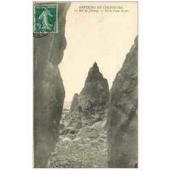 carte postale ancienne 50 JOBOURG. Le Nez sortie d'une Grotte 1910 animation