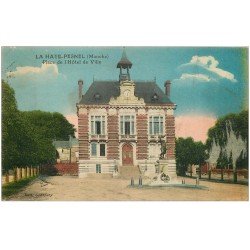 carte postale ancienne 50 LA HAYE-PESNEL. Place Hôtel de Ville 1926