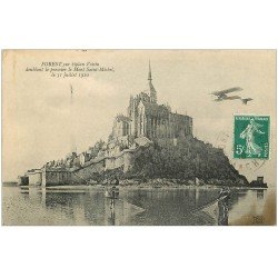 carte postale ancienne 50 LE MONT SAINT-MICHEL. Pêcheurs de Coquillages et Forest sur Aéroplane bipla Voisin 1910