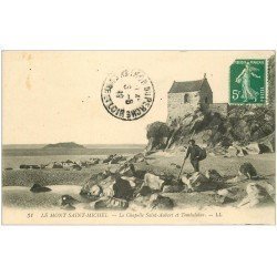 carte postale ancienne 50 LE MONT SAINT-MICHEL. Tombelaine Chapelle Saint-Aubert. Pêcheur de crustacés 1912