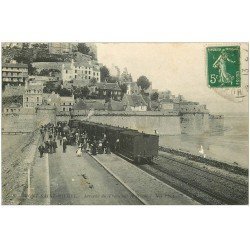 carte postale ancienne 50 LE MONT SAINT-MICHEL. Transports arrivée du Train 1913