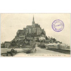 carte postale ancienne 50 LE MONT SAINT-MICHEL. Transports Train sur la Digue 1914