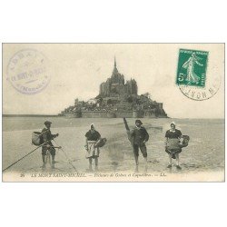carte postale ancienne 50 LE MONT-SAINT-MICHEL. Pêcheurs des Grèves et Coquetières 1910. Métiers de la Mer
